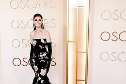 Энн Хэтэуэй отказалась «обсуждать медицинскую информацию» в новом интервью Harper’s Bazaar, когда речь зашла о её моложавой внешности