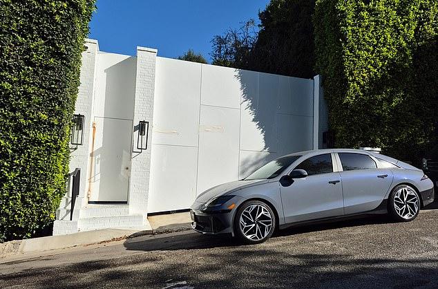 Рианна раскрыла ужасающий момент, когда ей пришлось спасаться бегством после того, как в начале этого месяца её дом в Беверли-Хиллз был обстрелян. Новые судебные документы раскрывают весь ужас нападения