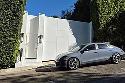 Рианна раскрыла ужасающий момент, когда ей пришлось спасаться бегством после того, как в начале этого месяца её дом в Беверли-Хиллз был обстрелян. Новые судебные документы раскрывают весь ужас нападения