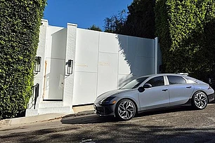 Рианна рассказала, как ей пришлось спасаться бегством от обстрела дома