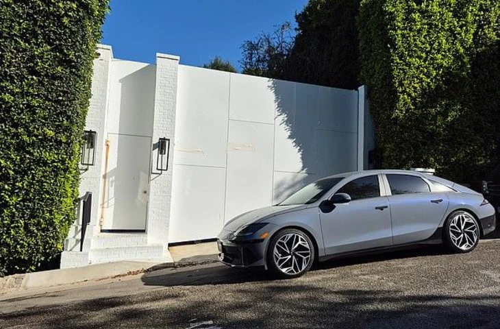 Рианна раскрыла ужасающий момент, когда ей пришлось спасаться бегством после того, как в начале этого месяца её дом в Беверли-Хиллз был обстрелян. Новые судебные документы раскрывают весь ужас нападения