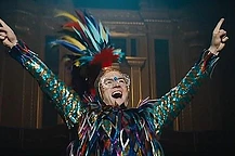 Элтон Джон воссоединился с Тэроном Эджертоном и отметил «великолепный сюрприз» от мужа на свой 79-й день рождения