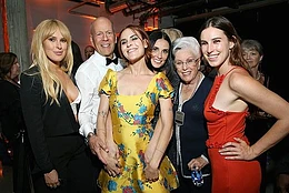 Мать Брюса Уиллиса, 90-летняя Марлен, названа «иконой» за многолетнюю волонтерскую работу в Департаменте полиции Лос-Анджелеса