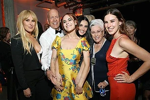 Мать Брюса Уиллиса, 90-летняя Марлен, названа «иконой» за многолетнюю волонтерскую работу в Департаменте полиции Лос-Анджелеса