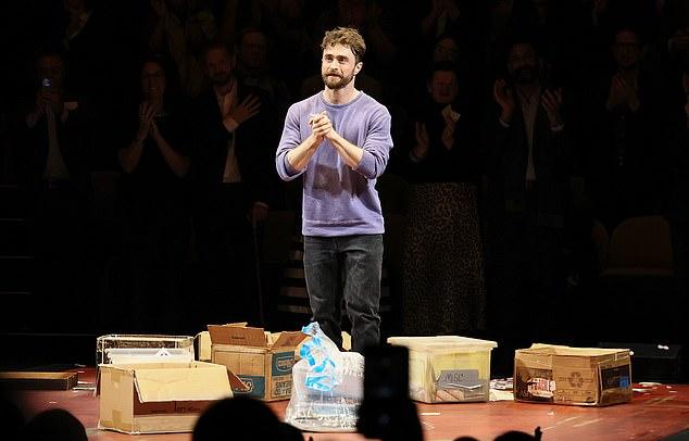 Бен Аффлек сводил своего среднего ребенка Фина на бродвейское шоу во время отпуска в центре Манхэттена в среду