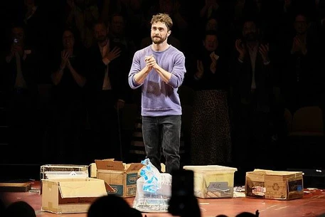 Бен Аффлек сводил своего среднего ребенка Фина на бродвейское шоу во время отпуска в центре Манхэттена в среду