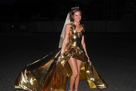 Невеста Венесуэла Фьюри поразила всех в золотистом платье с металлическим отливом и тиаре, устроив бурную девичью вечеринку с ближайшими друзьями и членами семьи в футбольном клубе «Моркам» в четверг