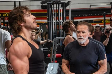 Арнольд Шварценеггер помогает своему внебрачному сыну Джозефу Баэне подготовиться к первому соревнованию по бодибилдингу