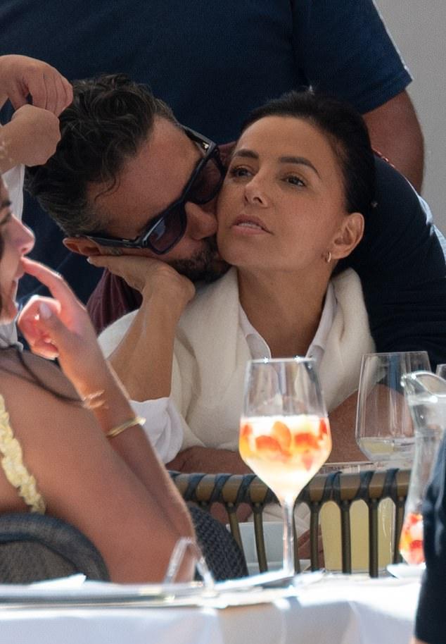 Ева Лонгория и ее муж Хосе Бастон были замечены наслаждающимися романтическим обедом в залитой солнцем Марбелье, Испания, в пятницу