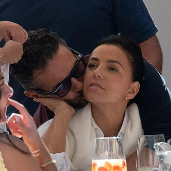 Ева Лонгория и ее муж Хосе Бастон были замечены наслаждающимися романтическим обедом в залитой солнцем Марбелье, Испания, в пятницу