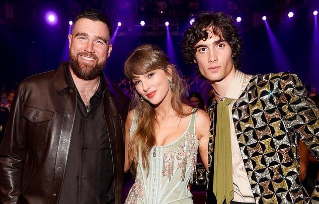 Тейлор Свифт и Майли Сайрус на церемонии iHeartRadio Music Awards 2026