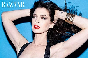 Энн Хэтэуэй привлекает внимание своим необычайно моложавым видом на красных дорожках