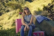 Майли Сайрус эмоционально попрощалась с Ханной Монтаной в музыкальном видео на свой новый сингл Younger You