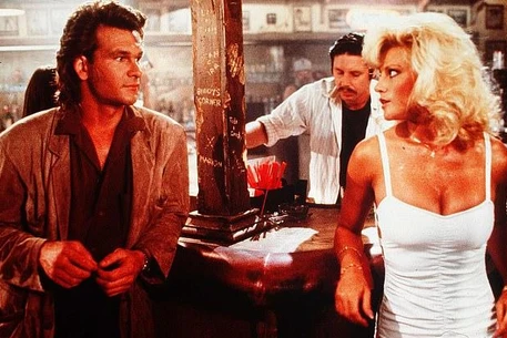 Женщина, сломавшая спину, работая дублершей Памелы Андерсон после роли танцовщицы топлес в фильме Патрика Суэйзи «Дом у дороги», выглядела совершенно потрясающе во время редкого выхода в свет