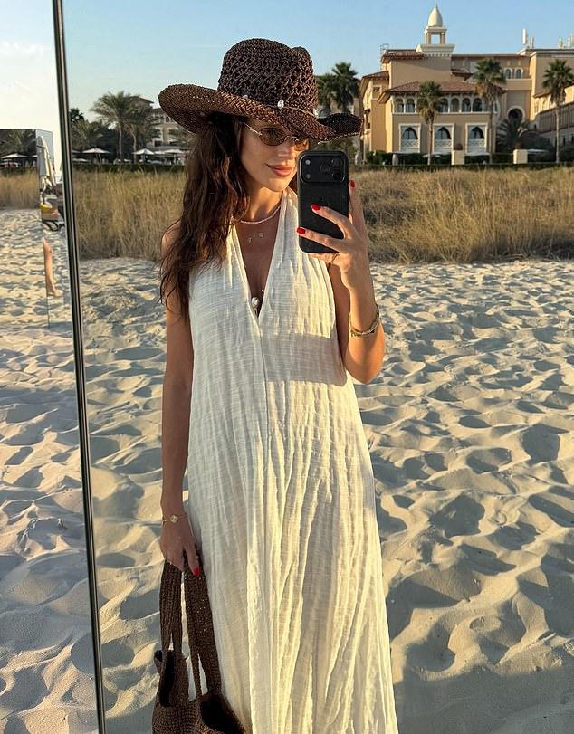 Мишель Киган предстала в шикарном пляжном платье для серии снимков в Instagram из своего солнечного отпуска в пятницу