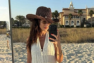 Мишель Киган предстала в шикарном пляжном платье для серии снимков в Instagram из своего солнечного отпуска в пятницу