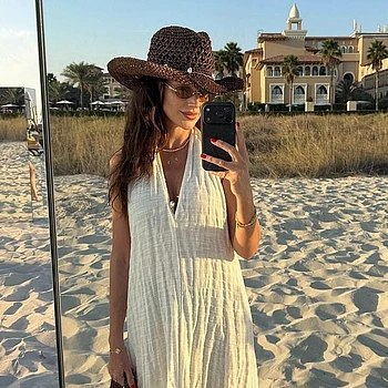 Мишель Киган предстала в шикарном пляжном платье для серии снимков в Instagram из своего солнечного отпуска в пятницу