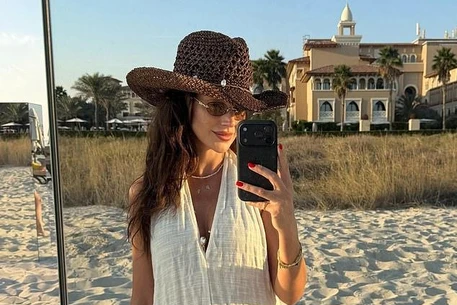 Мишель Киган предстала в шикарном пляжном платье для серии снимков в Instagram из своего солнечного отпуска в пятницу