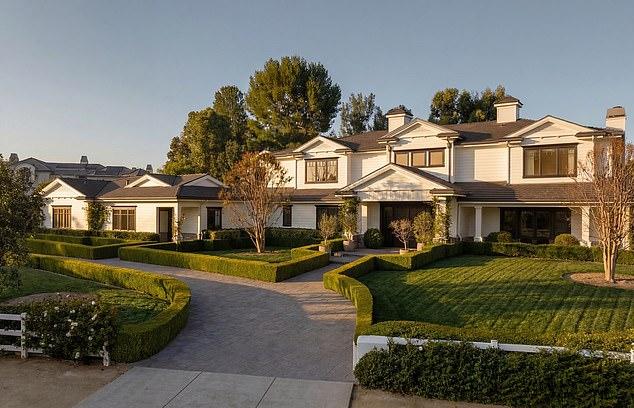 Кайли Дженнер предстала в двух новых сексуальных рекламных фотографиях своего новейшего продукта Kylie Cosmetics в пятницу