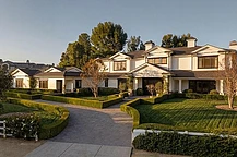 Кайли Дженнер предстала в двух новых сексуальных рекламных фотографиях своего новейшего продукта Kylie Cosmetics в пятницу