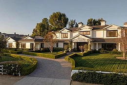 Кайли Дженнер предстала в двух новых сексуальных рекламных фотографиях своего новейшего продукта Kylie Cosmetics в пятницу