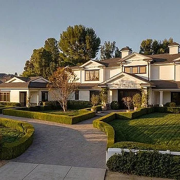 Кайли Дженнер предстала в двух новых сексуальных рекламных фотографиях своего новейшего продукта Kylie Cosmetics в пятницу