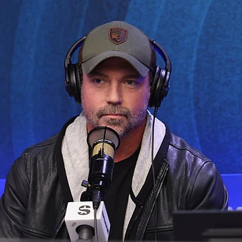 Бывшего мужа Дениз Ричардс Аарона Файперса обязали выплатить 160 000 долларов мужчине из Калифорнии, обвинившему его в мошенничестве, по заочному решению суда