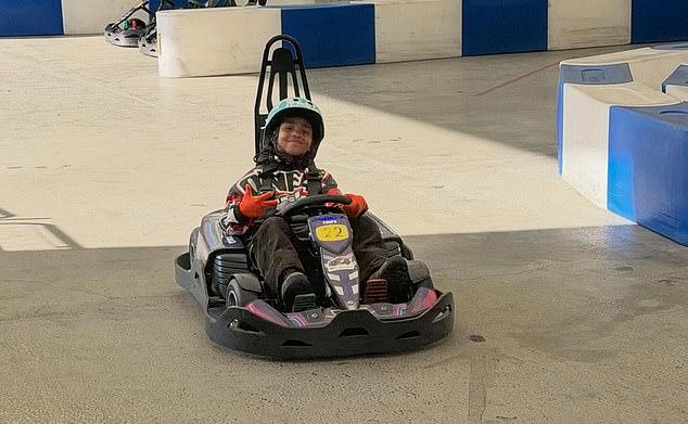 Ким Кардашьян повторила образ своего бойфренда Льюиса Хэмилтона из Формулы-1, появившись в гоночном костюме и шлеме во время семейной поездки в Токио