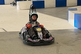 Ким Кардашьян повторила образ своего бойфренда Льюиса Хэмилтона из Формулы-1, появившись в гоночном костюме и шлеме во время семейной поездки в Токио