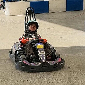 Ким Кардашьян повторила образ своего бойфренда Льюиса Хэмилтона из Формулы-1, появившись в гоночном костюме и шлеме во время семейной поездки в Токио