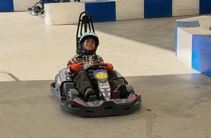 Ким Кардашьян повторила образ своего бойфренда Льюиса Хэмилтона из Формулы-1 для фото семейной поездки в Токио