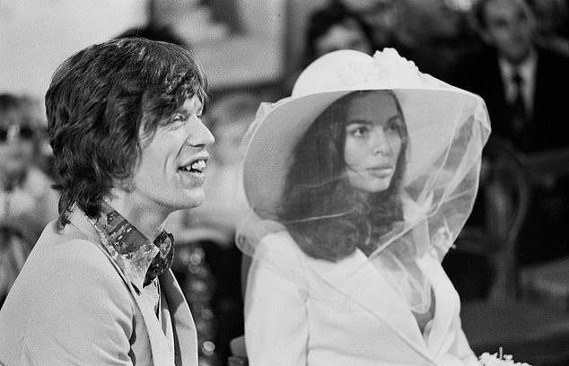 Бывшая жена Мика Джаггера Бьянка Джаггер появилась на премьере оперы «Золото Рейна» в Зальцбурге, выбрав элегантный образ в черной коже