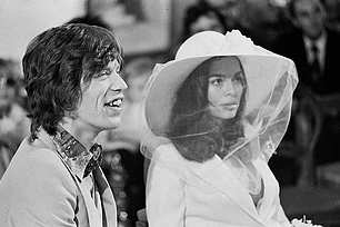 Бывшая жена Мика Джаггера Бьянка Джаггер появилась на премьере оперы «Золото Рейна» в Зальцбурге, выбрав элегантный образ в черной коже