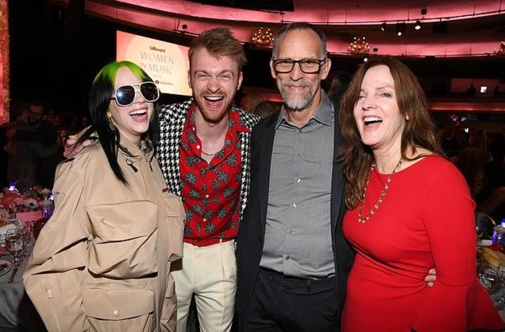 Преследователь Билли Айлиш погиб под поездом на Лонг-Айленде