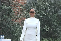 Николь Шерзингер предстала в элегантном образе, покидая студию Apple Music в Калвер-Сити, Лос-Анджелес, в пятницу