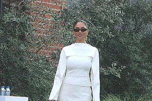 Николь Шерзингер предстала в элегантном образе, покидая студию Apple Music в Калвер-Сити, Лос-Анджелес, в пятницу