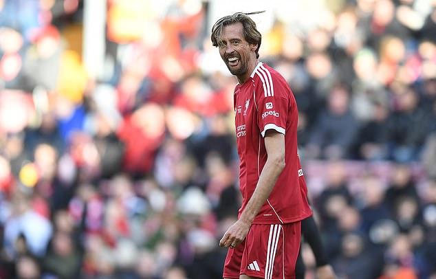 Эбби Клэнси болеет за Питера Крауча на благотворительном матче легенд