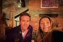 Блейк Лайвли поделилась нежными фотографиями из поездки в Лондон с мужем Райаном Рейнольдсом после того, как пара отправилась в Уэльс посмотреть матч его команды «Рексхэм»