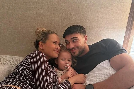 Боксер Томми Фьюри назначил масштабный бой всего через день после предполагаемой даты родов своей беременной партнерши Молли-Мэй Хейг