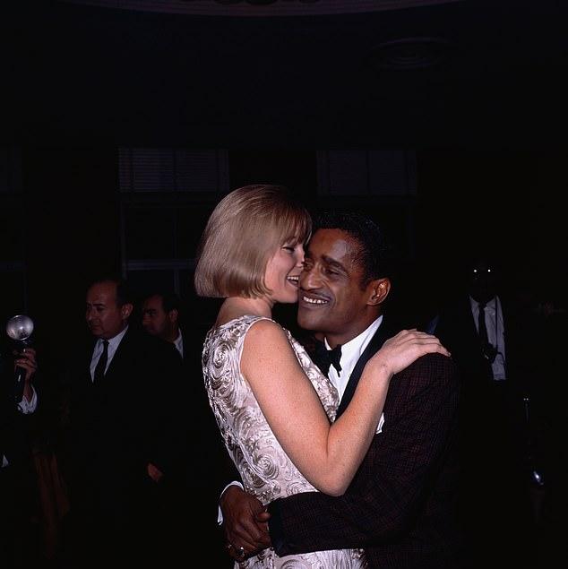 Ким Новак обрушилась с критикой на Сидни Суини после того, как актрису утвердили на роль Новак в предстоящем байопике «Скандал» о её романе с Сэмми Дэвисом-младшим в 1950-х годах