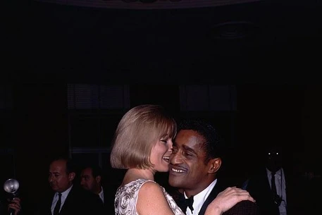 Ким Новак обрушилась с критикой на Сидни Суини после того, как актрису утвердили на роль Новак в предстоящем байопике «Скандал» о её романе с Сэмми Дэвисом-младшим в 1950-х годах