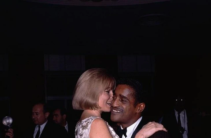 Ким Новак обрушилась с критикой на Сидни Суини после того, как актрису утвердили на роль Новак в предстоящем байопике «Скандал» о её романе с Сэмми Дэвисом-младшим в 1950-х годах