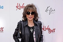 Джоан Коллинз выглядела потрясающе в розовом тартане, появившись на гала-представлении мюзикла «Kinky Boots» в лондонском Колизее в воскресенье