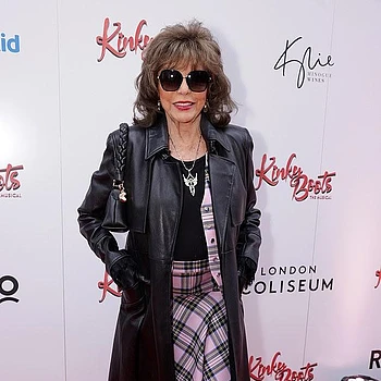 Джоан Коллинз выглядела потрясающе в розовом тартане, появившись на гала-представлении мюзикла «Kinky Boots» в лондонском Колизее в воскресенье