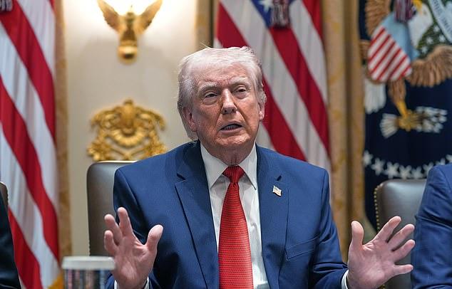 Участница TLC Розонда «Чилли» Томас заявила, что она «не MAGA», после того как фанаты раскритиковали ее за предыдущие пожертвования Трампу и, предположительно, репост конспирологической теории о Мишель Обаме