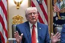 Участница TLC Розонда «Чилли» Томас заявила, что она «не MAGA», после того как фанаты раскритиковали ее за предыдущие пожертвования Трампу и, предположительно, репост конспирологической теории о Мишель Обаме