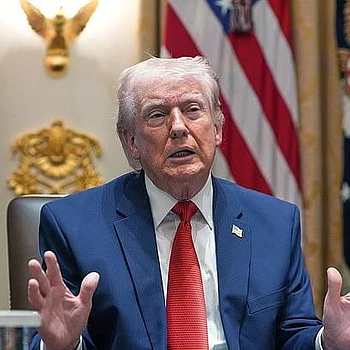 Участница TLC Розонда «Чилли» Томас заявила, что она «не MAGA», после того как фанаты раскритиковали ее за предыдущие пожертвования Трампу и, предположительно, репост конспирологической теории о Мишель Обаме