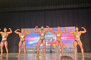 Младший сын Арнольда Шварценеггера Джозеф Баена прогулялся по Санта-Монике без рубашки после триумфа на первых соревнованиях по бодибилдингу