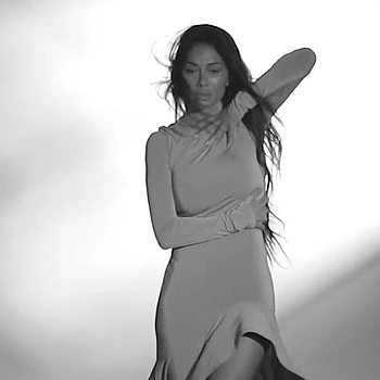 Николь Шерзингер выглядела невероятно, устроив фотосессию для апрельского номера Vogue Греция в преддверии долгожданного воссоединения Pussycat Dolls