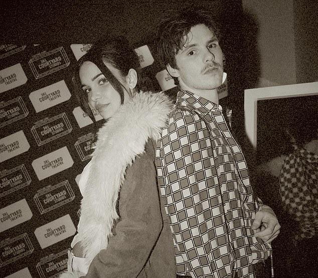 Круз Бекхэм и его девушка Джеки Апостел демонстрировали нежные чувства, как никогда раньше, во время европейского тура его группы The Breakers